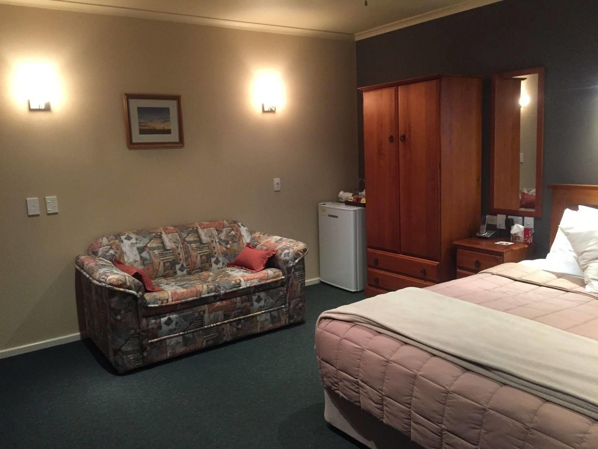 Lake Roxburgh Lodge ภายนอก รูปภาพ