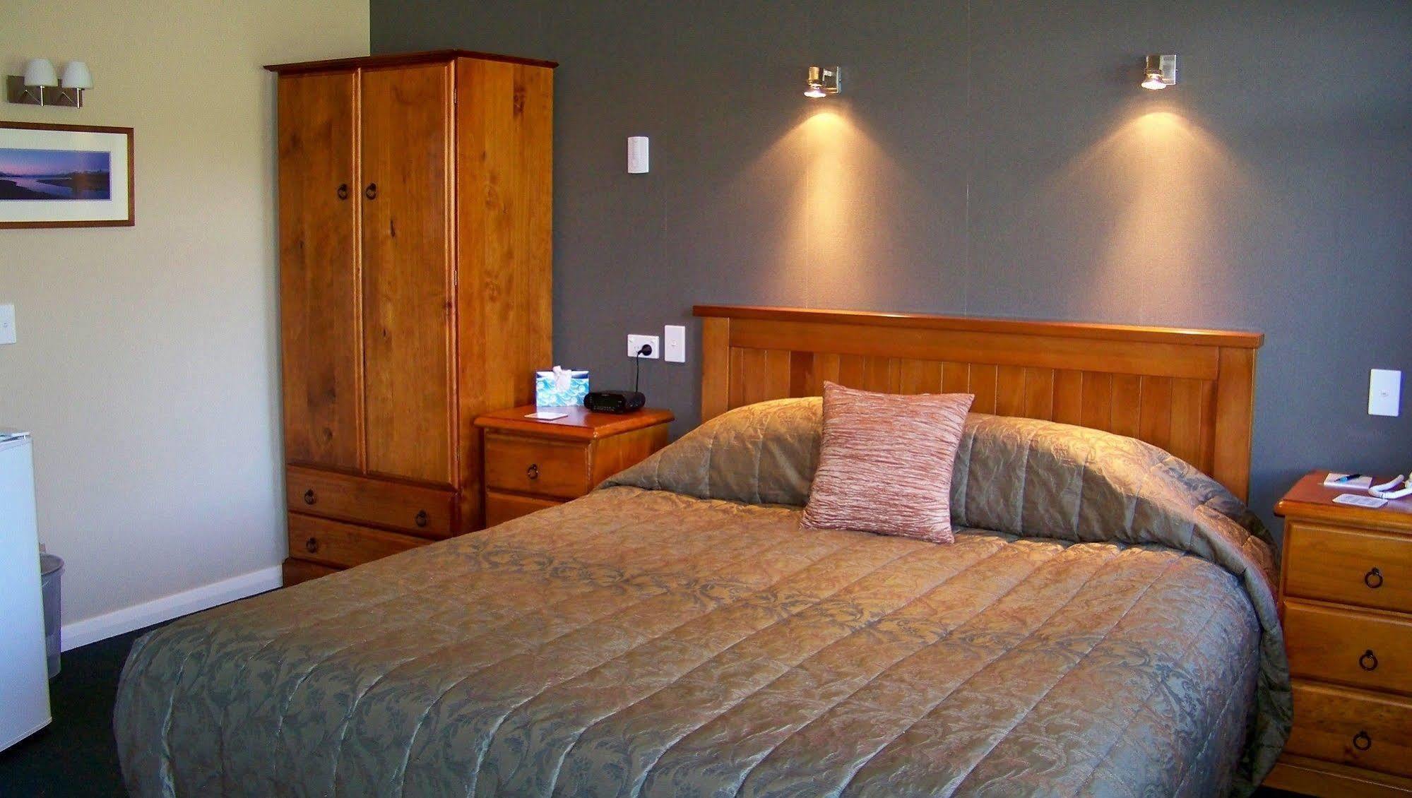 Lake Roxburgh Lodge ภายนอก รูปภาพ